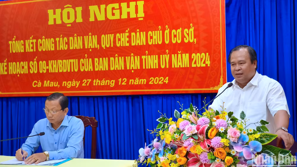 Phó Chủ tịch Ủy ban nhân dân tỉnh Cà Mau Nguyễn Minh Luân (bìa phải) phát biểu tại hội nghị.