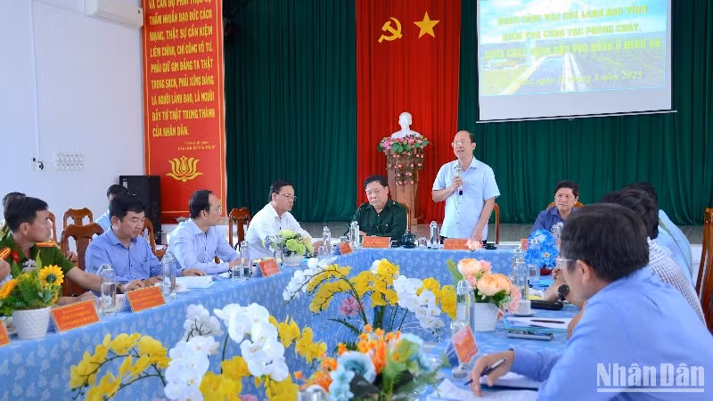 Bí thư Tỉnh ủy Cà Mau Nguyễn Hồ Hải (đứng) phát biểu chỉ đạo tại buổi làm việc tại Vườn Quốc gia U Minh hạ về công tác phòng cháy, chữa cháy rừng mùa khô.