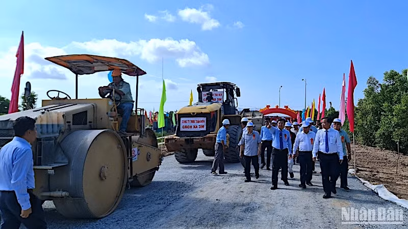 Lãnh đạo tỉnh Cà Mau tham quan khu vực khởi công cụm công trình Tượng đài kỷ niệm chuyến tàu tập kết ra bắc năm 1954.