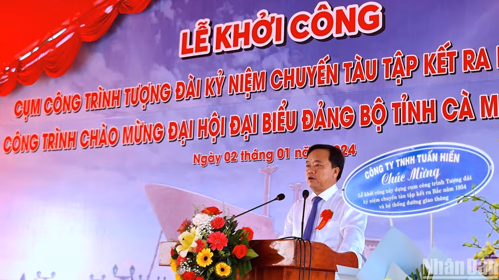 Ủy viên dự khuyết Trung ương Đảng, Chủ tịch Ủy ban nhân dân tỉnh Cà Mau Huỳnh Quốc Việt phát biểu chỉ đạo tại lễ khởi công.
