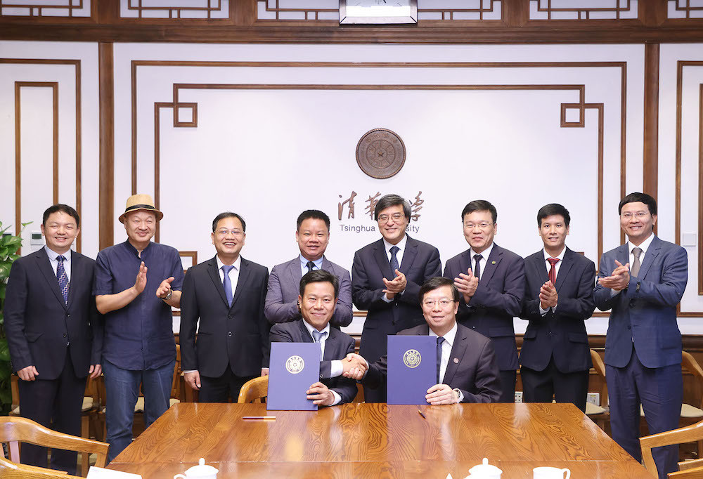 Giám đốc Đại học Quốc gia Hà Nội Lê Quân và Giám đốc Đại học Thanh Hoa Khưu Dũng ký kết biên bản ghi nhớ hợp tác giữa hai đại học (ngày 27/8/2024) (Ảnh: VNU)