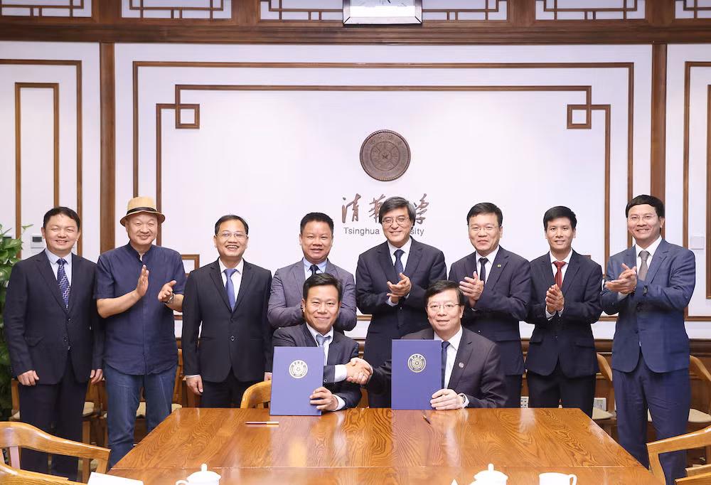 Giám đốc Đại học Quốc gia Hà Nội Lê Quân và Giám đốc Đại học Thanh Hoa Khưu Dũng ký kết biên bản ghi nhớ hợp tác giữa hai đại học (ngày 27/8/2024) (Ảnh: VNU)