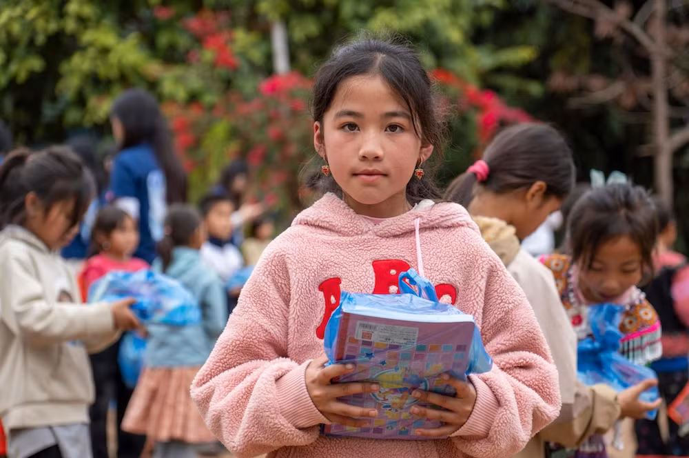 Các anh chị học sinh đã mang tới cho các em nhỏ những món quà ý nghĩa