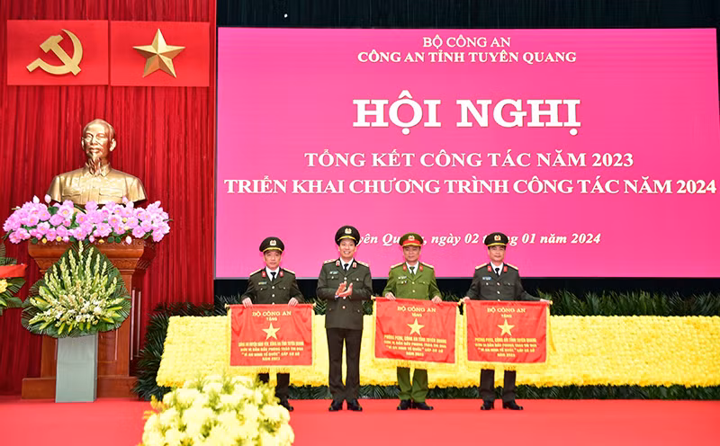 Thứ trưởng Công an Lê Văn Tuyến trao cờ thi đua của Bộ Công an cho các tập thể.