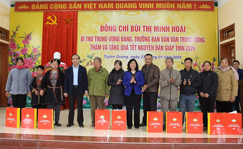 Đồng chí Bùi Thị Minh Hoài, Bí thư Trung ương Đảng, Trưởng Ban Dân vận Trung ương và Bí thư Tỉnh ủy Tuyên Quang Chẩu Văn Lâm trao quà Tết cho các hộ nghèo trên địa bàn huyện Yên Sơn.