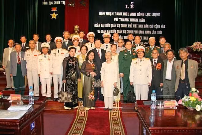 Hai Đoàn đại biểu quân sự Chính phủ Việt Nam Dân chủ Cộng hòa và Chính phủ Cách mạng Lâm thời Cộng hòa miền nam Việt Nam nhận danh hiệu Anh hùng Lực lượng vũ trang nhân dân. (Ảnh: VIỆT DƯƠNG)