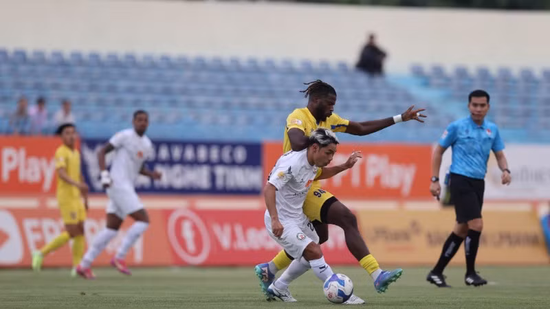 Pha tranh bóng giữa hai đội Quảng Nam và Quy Nhơn Bình Định. (Ảnh: VPF)