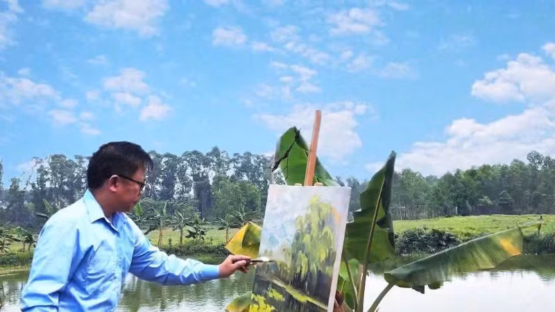 Họa sĩ Quỳnh Thơm trong một chuyến đi thực tế sáng tác đồng quê. (Ảnh: LM)