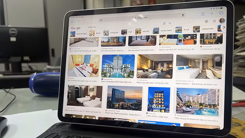 Du khách cần tìm hiểu kỹ thông tin, thận trọng khi đặt phòng khách sạn qua mạng. (Ảnh Duy Đăng)
