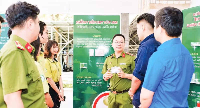 Công an Thành phố Hồ Chí Minh chia sẻ về tác hại của ma túy với cán bộ, sinh viên tại Trường cao đẳng Kinh tế kỹ thuật Thành phố Hồ Chí Minh.