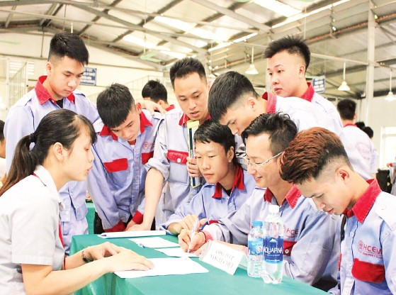 Sinh viên Trường cao đẳng Cơ điện Hà Nội tham gia hoạt động tuyển dụng việc làm do các doanh nghiệp tổ chức.