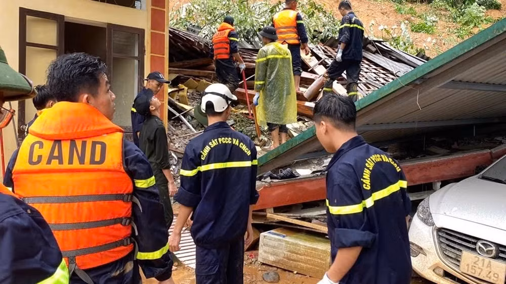 Lực lượng Cảnh sát Phòng cháy chữa cháy và tìm kiếm cứu nạn tham gia tìm kiếm người mất tích do bão Yagi gây ra tại thành phố Yên Bái. (Ảnh: THANH SƠN)