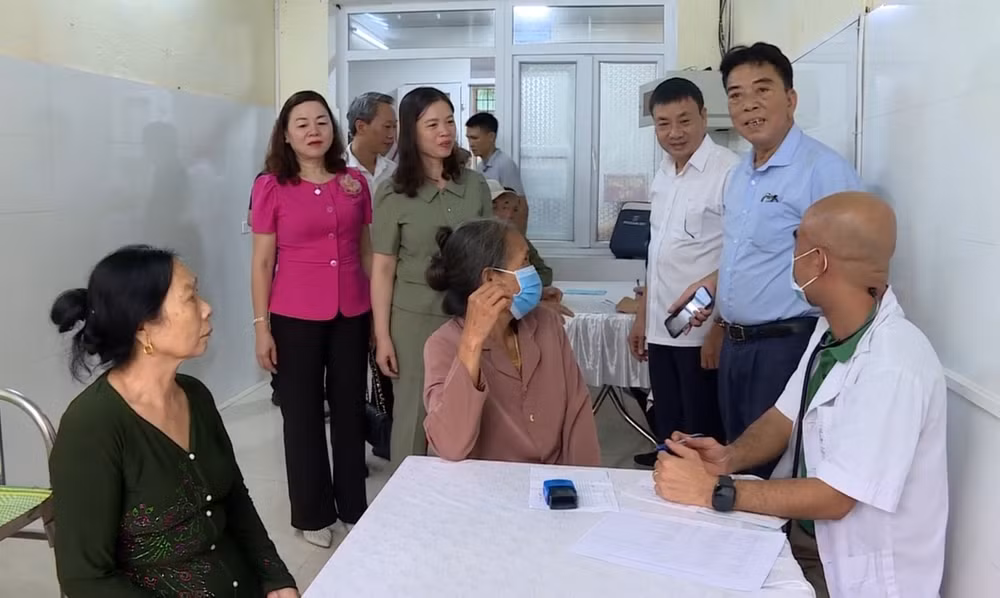 Lãnh đạo Sở Y tế và lãnh đạo huyện Gia Viễn thăm các cơ sở y tế trên địa bàn. (Ảnh: Tuyết Nhung)