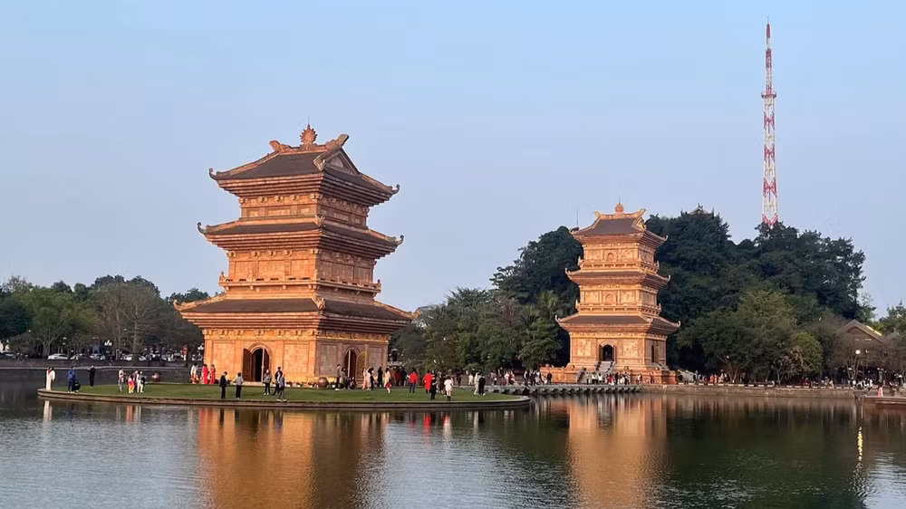 Đông đảo du khách đến tham quan và trải nghiệm tại Ninh Bình. 