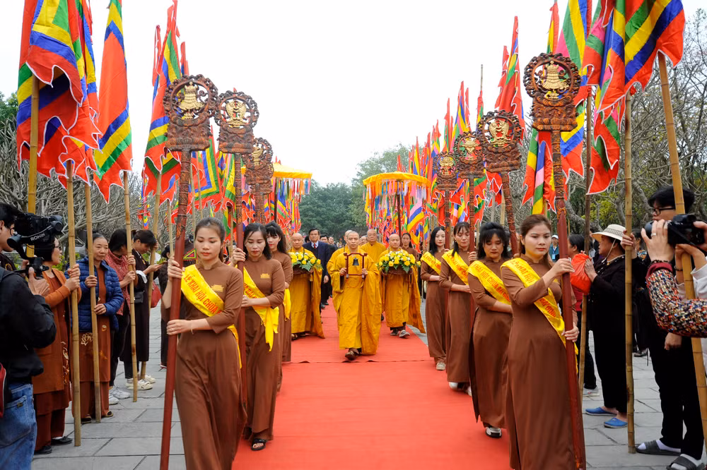 Ngay trong ngày khai hội đã thu hút hàng nghìn đạo hữu và du khách đến tham quan, chiêm bái. (Ảnh: XUÂN LÂM)