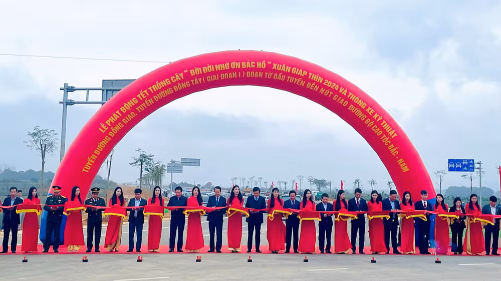 Các đại biểu cắt băng thông xe kỹ thuật tuyến đường Đồng Giao, tuyến đường Đông-Tây (Giai đoạn I) đoạn từ đầu tuyến đến nút giao đường bộ cao tốc bắc-nam.