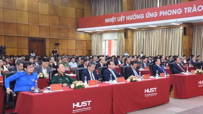 Các đại biểu tham dự buổi lễ (Ảnh: TRẦN HẢI).