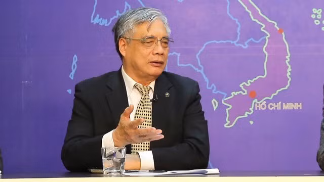 PGS.TS Trần Đình Thiên trao đổi tại Tọa đàm. (Ảnh: VGP)