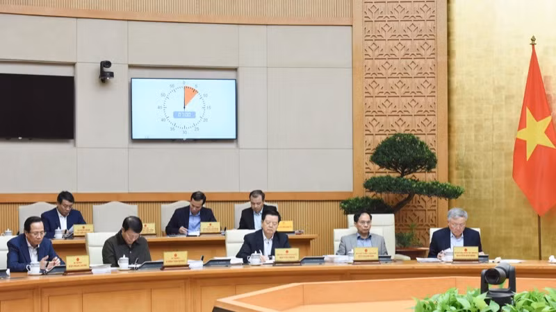 Các Phó Thủ tướng Chính phủ, lãnh đạo một số bộ, ngành, đại biểu tham dự phiên họp.