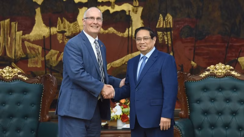 Thủ tướng Chính phủ Phạm Minh Chính và Hạ Nghị sĩ John Moolenaar. (Ảnh: TRẦN HẢI)