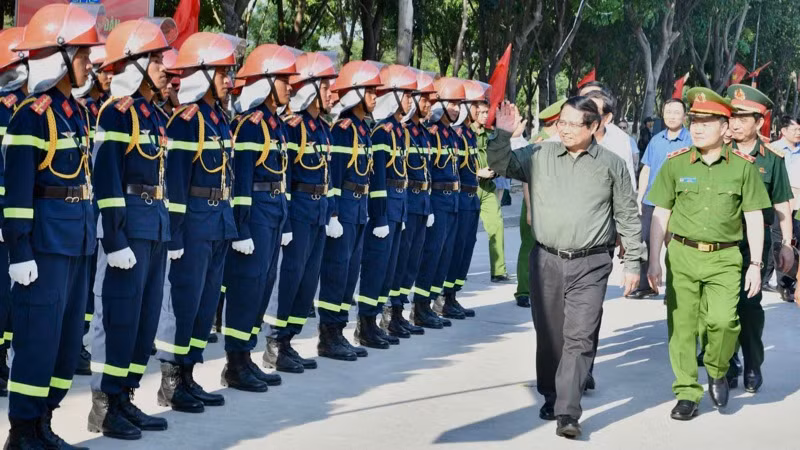 Thủ tướng Phạm Minh Chính tới thăm, động viên lực lượng Công an nhân dân hợp luyện phục vụ lễ diễu binh, diễu hành dịp kỷ niệm 30/4. (Ảnh: THANH GIANG)