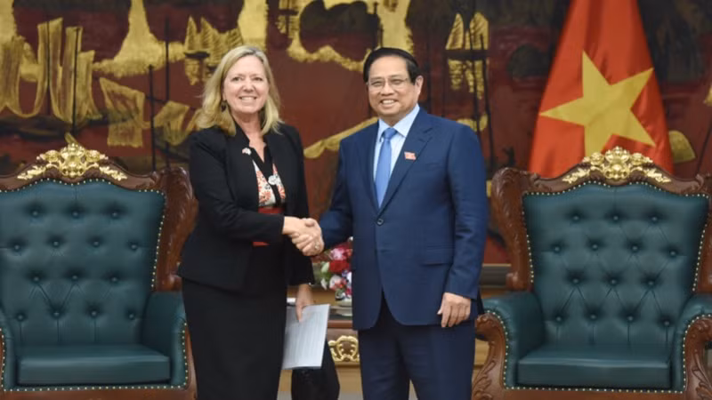 Thủ tướng Phạm Minh Chính và bà Mariam J. Sherman, Giám đốc Quốc gia của Văn phòng Ngân hàng Thế giới (WB) khu vực Việt Nam, Lào, Campuchia. (Ảnh: TRẦN HẢI)