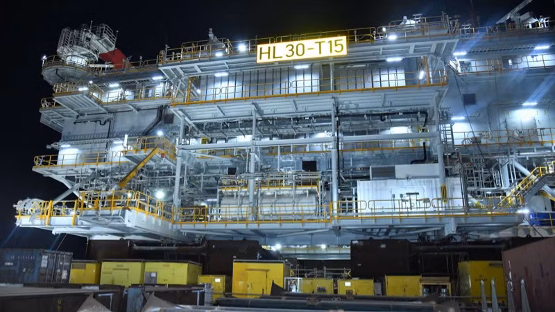Giàn khoan trên biển do Tổng công ty cổ phần Dịch vụ kỹ thuật dầu khí Việt Nam (PTSC) chế tạo. (Ảnh: Thanh Giang)