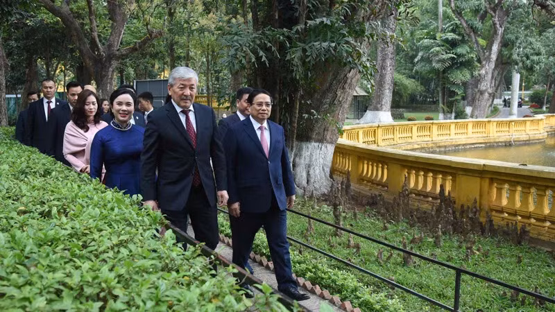 Thủ tướng Phạm Minh Chính và Thủ tướng Kyrgyzstan Adylbek Kasymaliev thăm Nhà sàn Bác Hồ trong Khu Di tích Phủ Chủ tịch. (Ảnh: TRẦN HẢI)