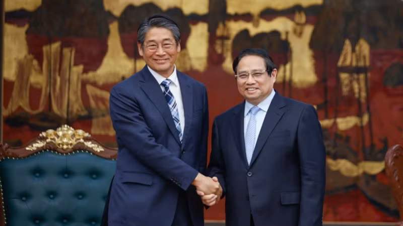 Thủ tướng Phạm Minh Chính và Đại sứ Nhật Bản tại Việt Nam Ito Naoki. (Ảnh: TRẦN HẢI)