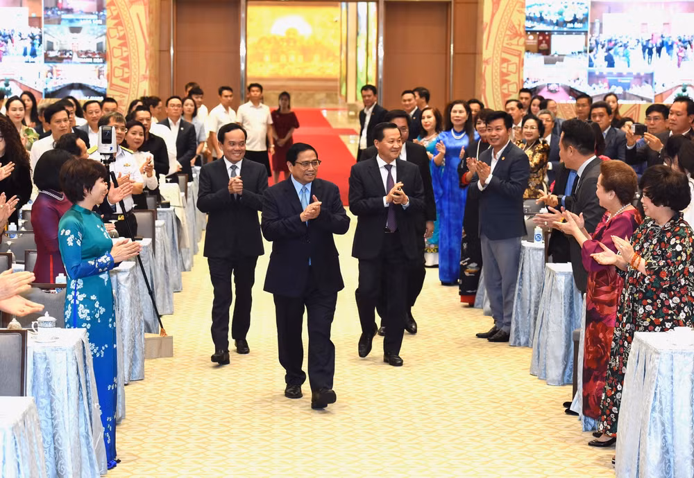 Thủ tướng Phạm Minh Chính đến dự và chủ trì Hội nghị trực tuyến Thường trực Chính phủ gặp mặt đại diện doanh nhân nhân ngày Doanh nhân Việt Nam.