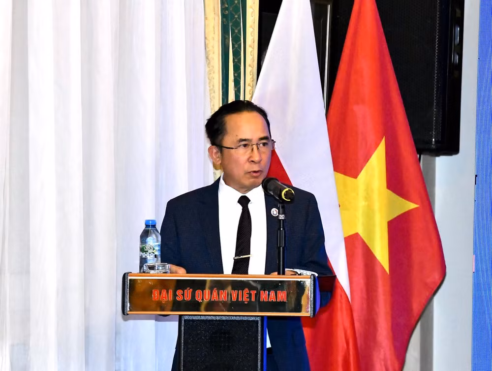 Đại diện bà con cộng đồng người Việt Nam tại Ba Lan phát biểu ý kiến. (Ảnh: THANH GIANG)