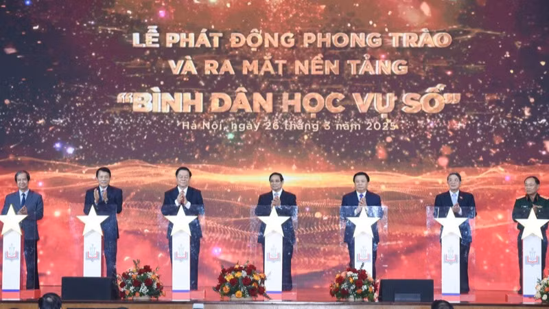 Thủ tướng Phạm Minh Chính thực hiện nghi thức phát động phong trào và ra mắt nền tảng "Bình dân học vụ số". (Ảnh: TRẦN HẢI)