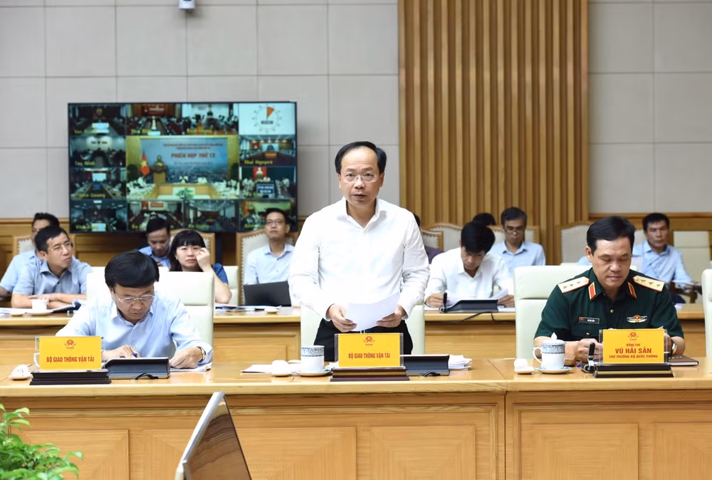 Đại diện lãnh đạo Bộ Giao thông vận tải báo cáo tại Phiên họp thứ 13 của Ban Chỉ đạo. (Ảnh: TRẦN HẢI)