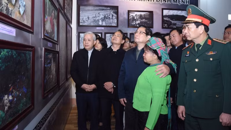 Thủ tướng Phạm Minh Chính xem các hình ảnh tư liệu tại khu tưởng niệm các nạn nhân ở Làng Nủ. (Ảnh: TRẦN HẢI)