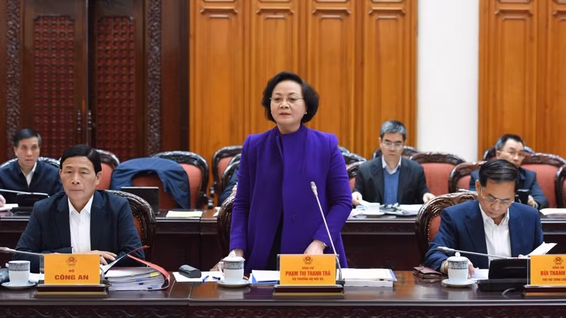 Bộ trưởng Nội vụ Phạm Thị Thanh Trà báo cáo tại Phiên họp. (Ảnh: TRẦN HẢI)