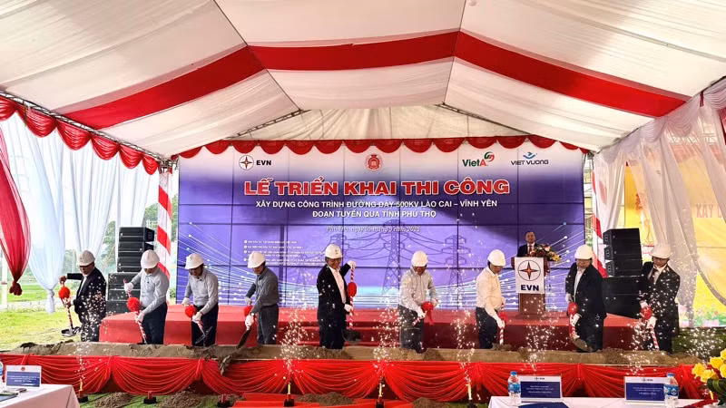 Các đại biểu thực hiện nghi thức triển khai dự án. (Ảnh: EVN)