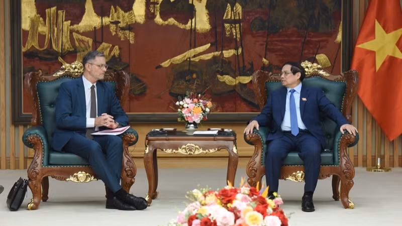 Thủ tướng Chính phủ Phạm Minh Chính tiếp Đại sứ Cộng hòa Pháp tại Việt Nam Olivier Brochet. (Ảnh: TRẦN HẢI)