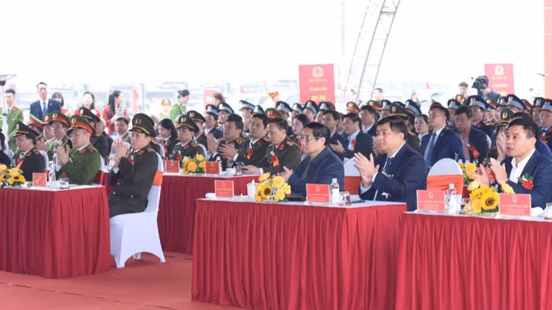 Thủ tướng Phạm Minh Chính và các đồng chí lãnh đạo tham dự buổi lễ. (Ảnh: Trần Hải)