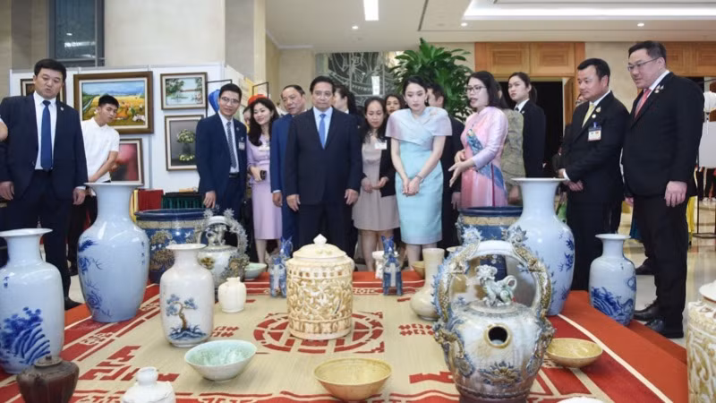 Thủ tướng Thái Lan Paetongtarn Shinawatra nghe giới thiệu về sản phẩm gốm sứ truyền thống của Việt Nam. (Ảnh: TRẦN HẢI)