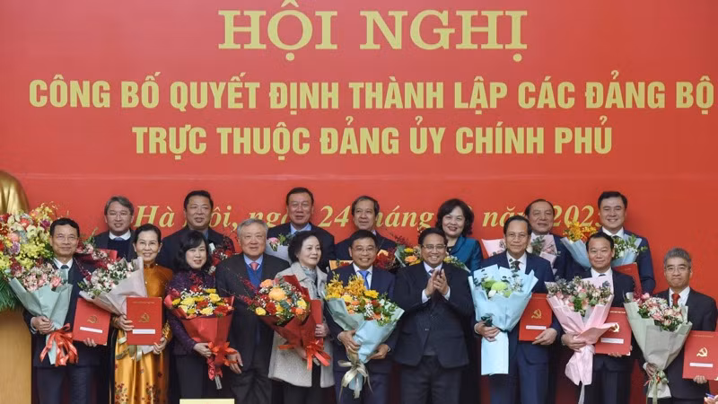 Bí thư Đảng ủy Chính phủ, Thủ tướng Chính phủ Phạm Minh Chính trao Quyết định thành lập các Đảng bộ trực thuộc Đảng uỷ Chính phủ. (Ảnh: TRẦN HẢI)