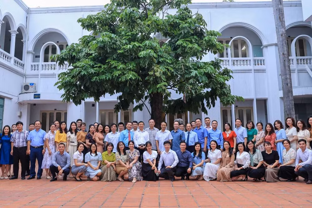 Phó Thủ tướng Trần Hồng Hà chụp ảnh lưu niệm với lãnh đạo, cán bộ, phóng viên, biên tập viên Cổng Thông tin điện tử Chính phủ (Ảnh: VGP).