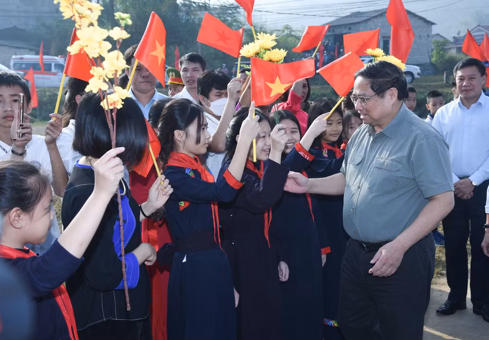 Thủ tướng Phạm Minh Chính với các cháu học sinh ở thị trấn Na Sầm, huyện Văn Lãng, tỉnh Lạng Sơn nhân dịp tham dự Ngày hội Đại đoàn kết toàn dân tộc. (Ảnh: Trần Hải)