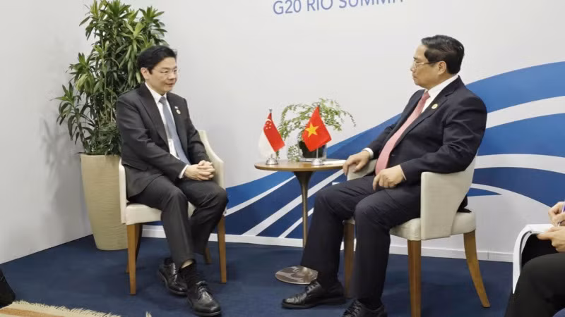 Thủ tướng Phạm Minh Chính trao đổi với Thủ tướng Singapore Laurence Wong. (Ảnh: Dương Giang/TTXVN) Thủ tướng Phạm Minh Chính trao đổi với Thủ tướng Singapore Laurence Wong. (Ảnh: Dương Giang/TTXVN)