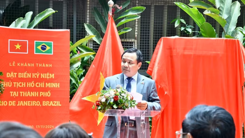 Đại sứ Việt Nam tại Brazil Bùi Văn Nghị phát biểu ý kiến tại buổi lễ (Ảnh THANH GIANG).