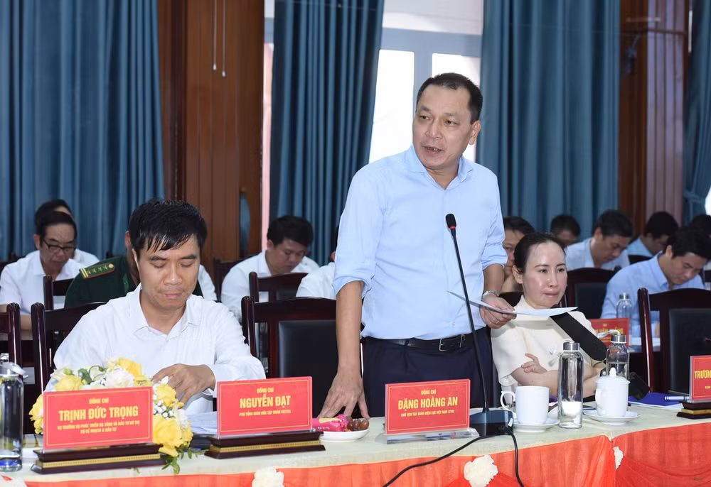 Lãnh đạo Tập đoàn Điện lực Việt Nam (EVN) phát biểu ý kiến tại cuộc họp. (Ảnh: TRẦN HẢI)