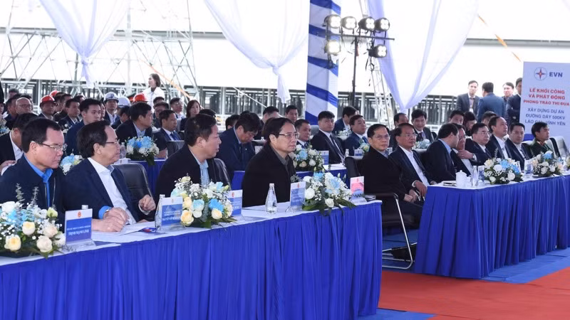 Thủ tướng Phạm Minh Chính và các đồng chí lãnh đạo, các đại biểu tham dự buổi lễ. (Ảnh: TRẦN HẢI)