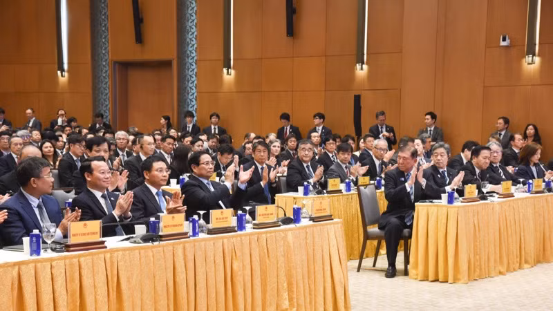 Thủ tướng Phạm Minh Chính, Thủ tướng Nhật Bản Ishiba Shigeru và các đại biểu tham dự Diễn đàn. (Ảnh: TRẦN HẢI)