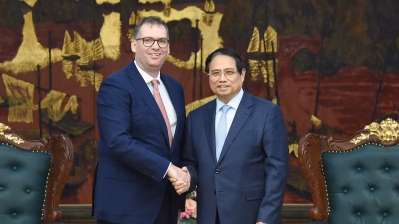 Thủ tướng Chính phủ Phạm Minh Chính và ông Charles James Boyd Bowman, Tổng Giám đốc dự án của Tập đoàn Trump Organization tại Việt Nam. (Ảnh: TRẦN HẢI)