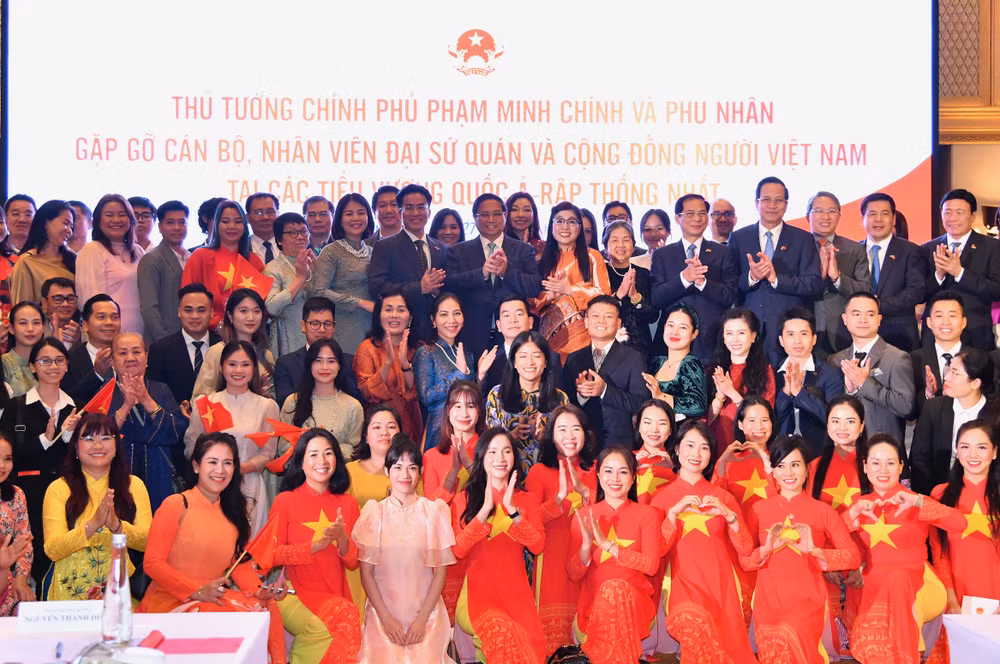 Thủ tướng Phạm Minh Chính và Phu nhân chụp ảnh chung với cán bộ, nhân viên Đại sứ quán, bà con cộng đồng người Việt Nam tại UAE (Ảnh: Thanh Giang).