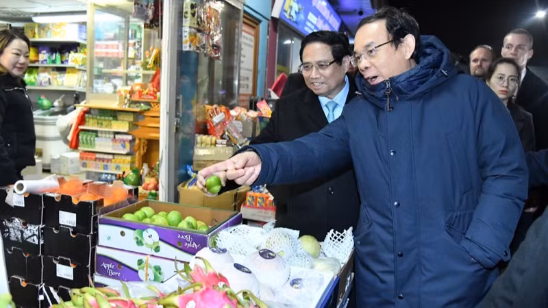 Thủ tướng Phạm Minh Chính và Bí thư Thành ủy Thành phố Hồ Chí Minh thăm một cửa hàng bán nhiều hoa quả nhập từ Việt Nam. (Ảnh: THANH GIANG)